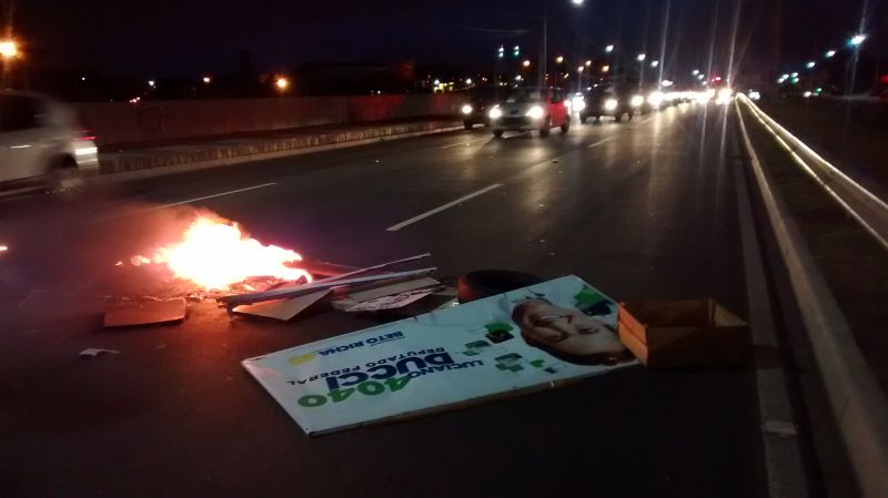 Protesto é contra a violência na Vila Torres e pela morte do menino Cahuê da Silva da Cruz, de apenas sete anos, no último domingo |