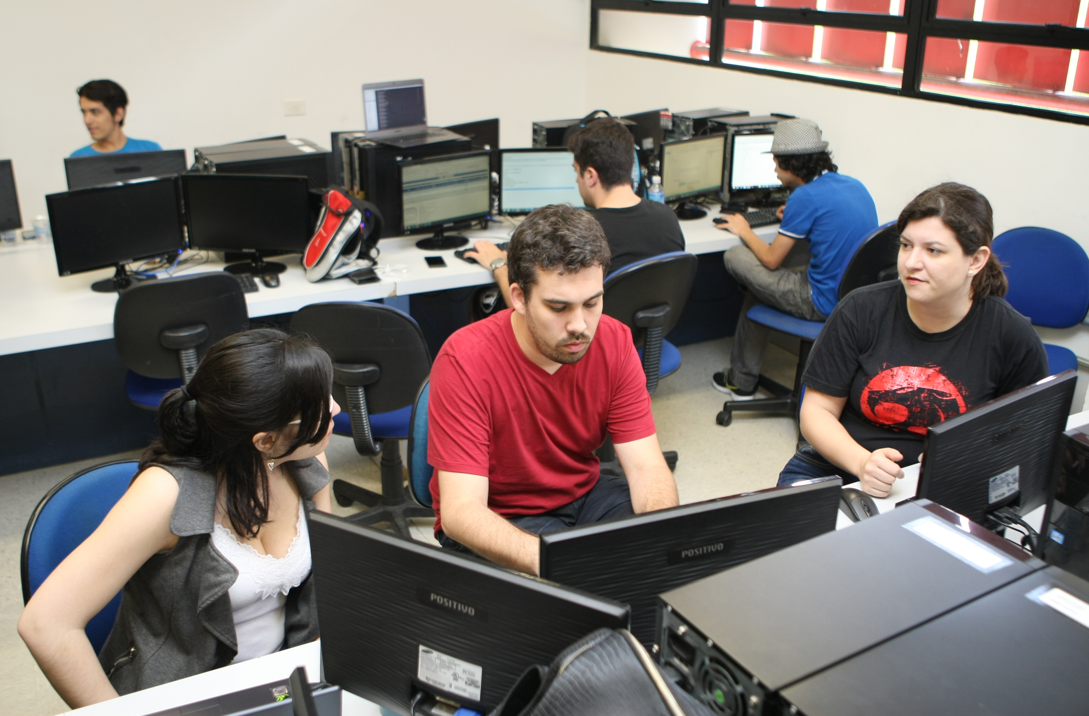 Durante o evento, que acontece na Universidade Positivo, em Curitiba, os alunos e jornalistas vão desenvolver um aplicativo que analisa os dados do pleito em até doze horas | Aniele Nascimento / Agência de Notícias Gazeta do Povo