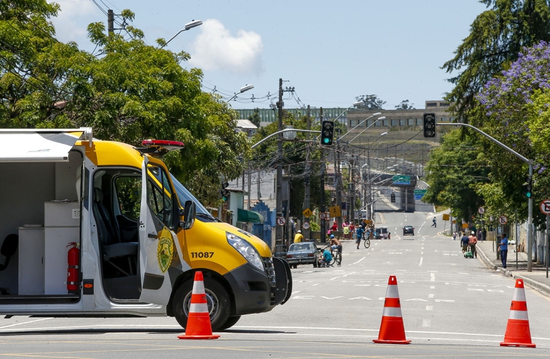 Quem passou pelo bloqueio precisou mostrar os documentos | Hugo Harada/Gazeta do Povo