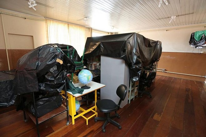 Equipamentos e móveis protegidos por lona no Domingos Cavalli. Enquanto isso, nada pode ser utilizado | 