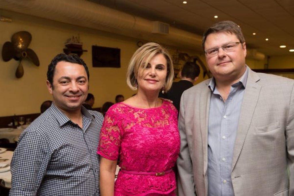 O anfitrião Francisco Urban (à esq.) e o empresário Pedro Corrêa Oliveira, da importadora Porto a Porto, com a presidente do Instituto TMO/Associação Alírio Pfiffer, Bettina Muradás, na 11ª edição do Espetinho Solidário e 5º Leilão de Vinhos em prol dos pacientes de transplante de medula óssea realizado terça-feira no Bar do Victor