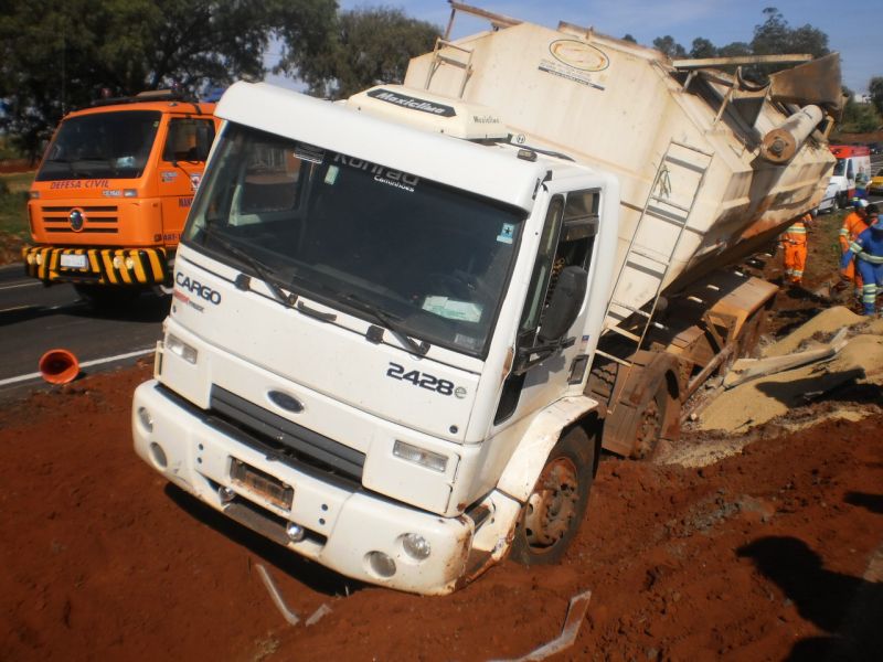 Caminhão que carregava ração atingiu canteiro de obras da BR-376, perto de Mandaguari, e matou um funcionário da concessionária do trecho | PRF/Divulgação
