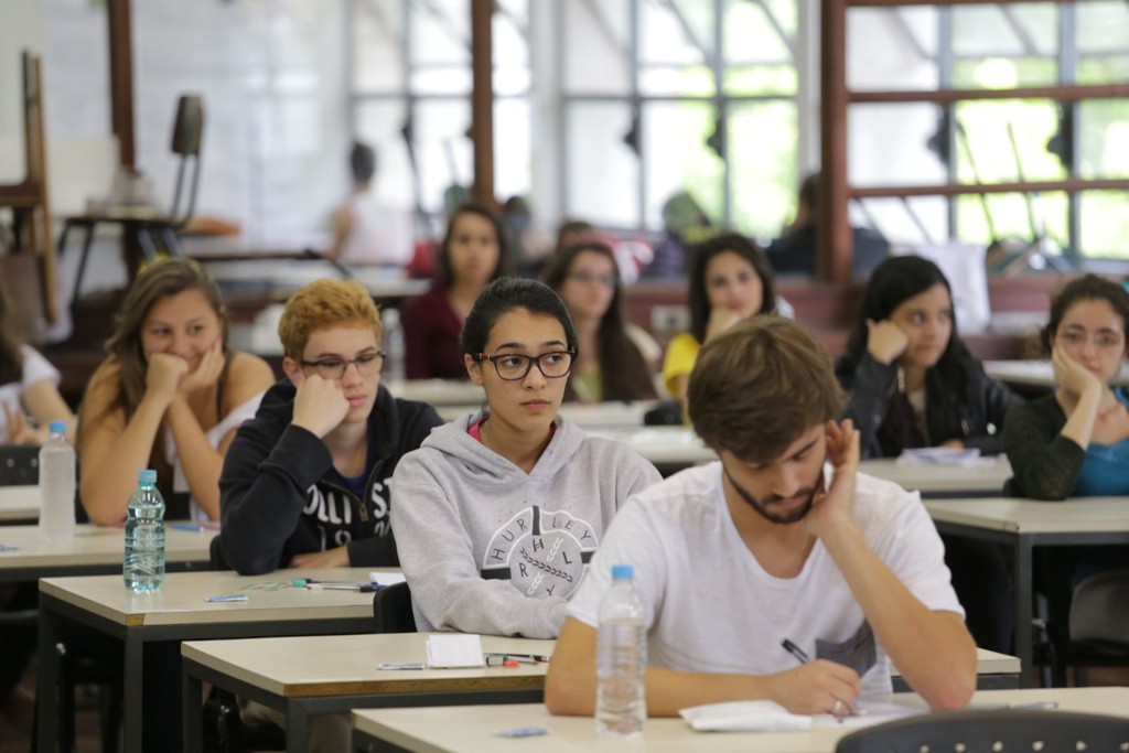 No Centro Politecnico da UFPR, estudantes aguardam a hora de começar o exame.