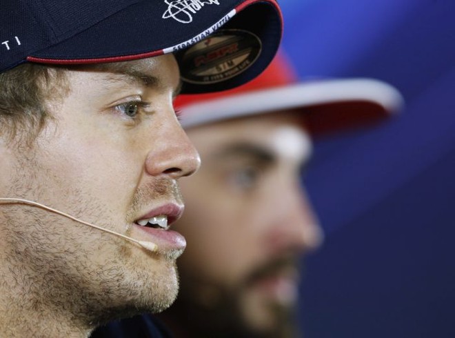 Vettel com Alonso ao fundo, a quem vai substituir na Ferrari em 2015 | EFE