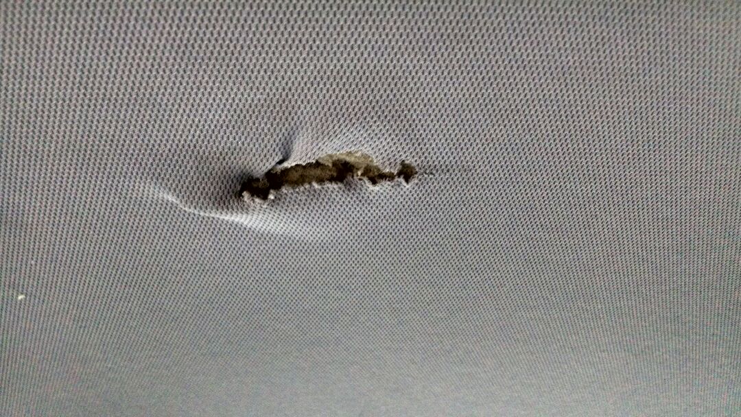 Forro do carro atingido por um disparo vindo da Vila Torres | Luciano Appel