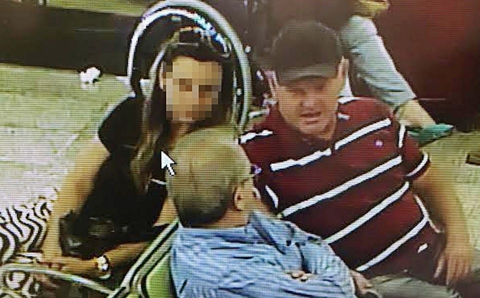 Bibinho (de azul) conversa com Edivaldo Bataglin (outro detido) no aeroporto , antes de ser preso | 