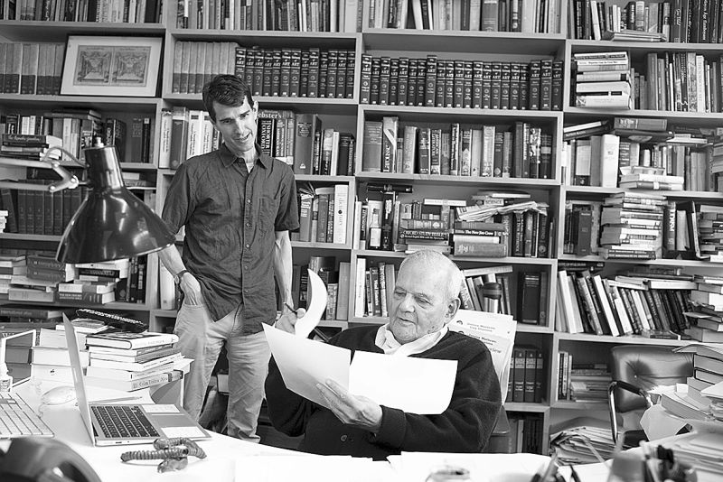 Editor Bob Silvers, sentado, tem fama de não se deixar intimidar por nada nem ninguém | Divulgação