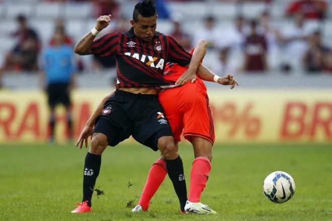 Lateral Natanael tenta se livrar da marcação do Sport |