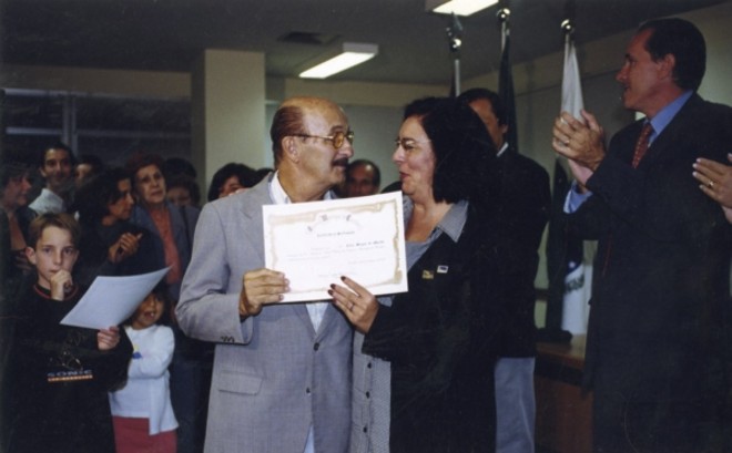 O artista com a vereadora Julieta Reis, na II Amostra de Artes Plásticas da Câmara Municipal de Curitiba (2000) | 