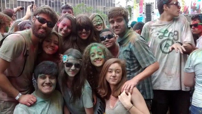 Grupos de amigos, famílias e casais de namorados participam da festa. | 