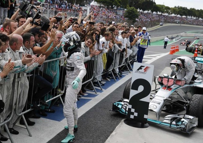 O piloto alemão Nico Rosberg sai do carro para celebrar vitória no GP do Brasil, em Interlagos | 