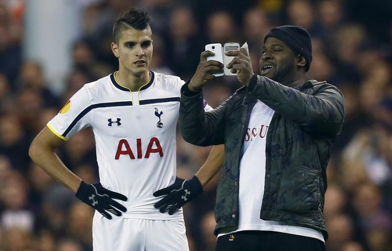 Torcedor tira selfie com Lamela, do Tottenham | Reuters