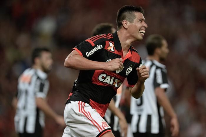Cáceres comemora gol do Flamengo no primeiro duelo com o Atlético-MG na semifinal da Copa do Brasil: torcida do Coxa é pelos cariocas | Jorge Rodrigues / Folhapress