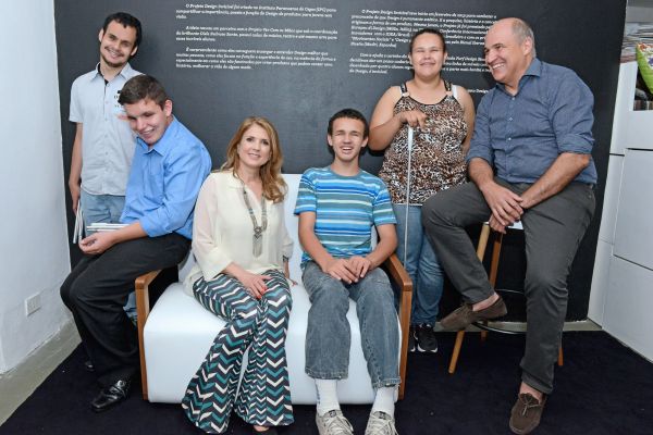 Os deficientes visuais Luis Gustavo (em pé), Bruno Leal (de azul), Kleyton Maçaneiro (de listrado) e Thais Castanho (em pé) com a empresária Maria Schwartsburd e o arquiteto Jayme Bernardo na festa dos 40 anos da Decormade, na qual foram lançadas as peças criadas pelos quatro | Gerson Lima