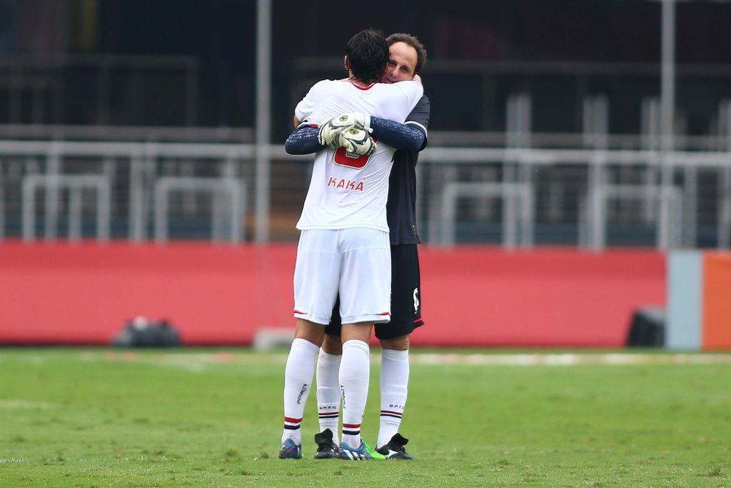 Kaká recebe um abraço de Rogério Ceni: meia disse adeus ao Morumbi, enquanto goleiro fica até agosto. | Marcos Bezerra/ FuturaPress/Folhapress
