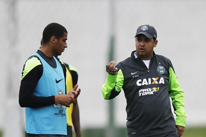 Marquinhos Santos orienta o volante Helder no treino: com o treinador, Coxa deixou o posto de time mais faltoso do Brasileiro | Albari Rosa / Gazeta do Povo