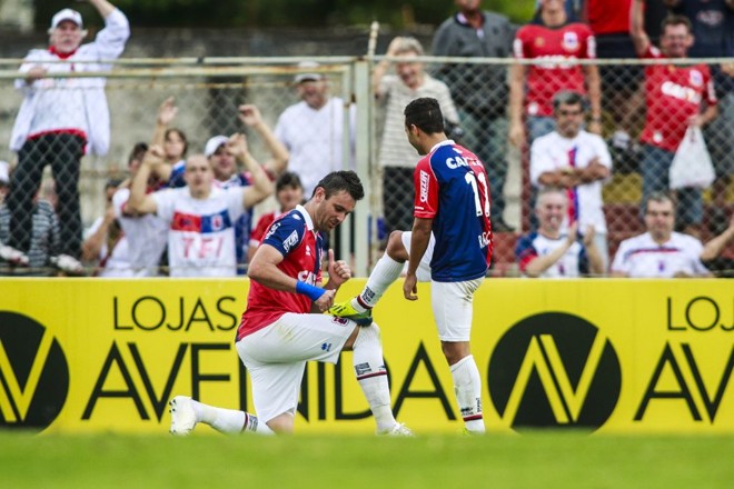 Giancarlo lustra a chuteira de Thiaguinho, destaque da vitória tricolor. |