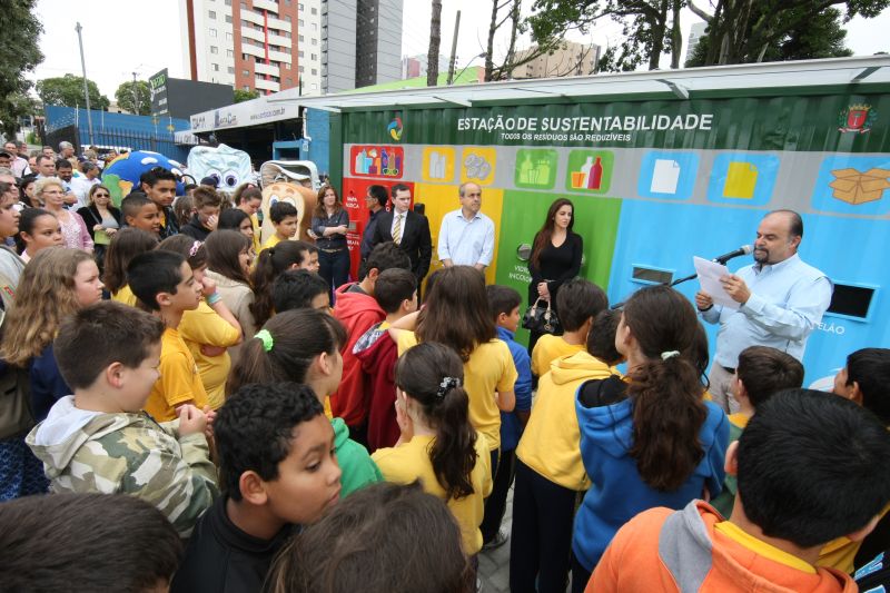 A entrega da primeira Estação de Sustentabilidade, na Rua Flávio Dallegrave, movimentou a região | Aniele Nascimento/Gazeta do Povo