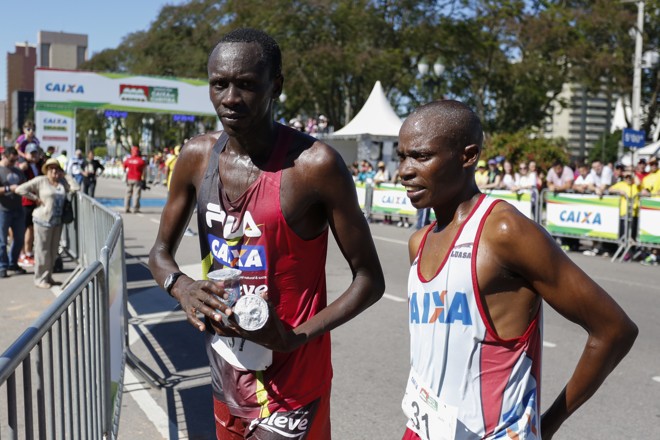 O vencedor da Maratona de Curitiba, Fred Chesondin e o tanzaniano, Said Makula, que chegou em terceiro lugar | 