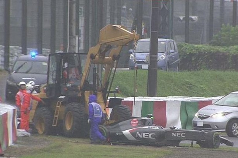 Jules Bianchi bateu em um guindaste que removia o carro de Adrian Sutil. | Reuters