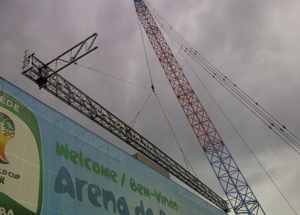 Primeira das 12 vigas do teto retrátil da Arena da Baixada sendo instalada | Divulgação