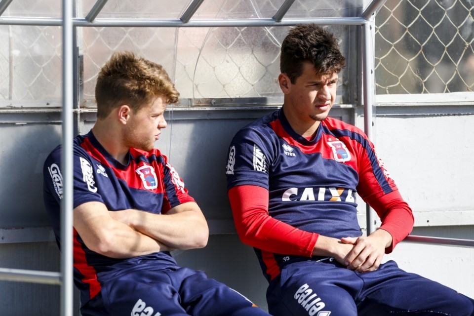 Promessas, Marcos Serrato (esq.) e Alisson (dir.) terminam o ano em baixa na Vila Capanema | Henry Milléo/Gazeta do Povo