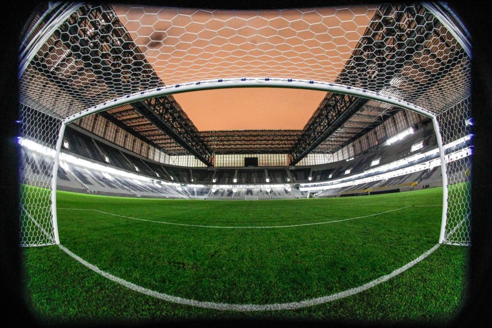 A troca do gramado natural pelo sintético é prevista pela regulamentação da Fifa. | Daniel Castellano/ Gazeta do Povo