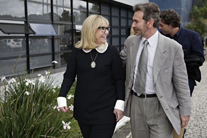 Mulher de Leo Pinheiro, da OAS, deixa a sede da Polícia Federal acompanhada de advogados e das filhas | 