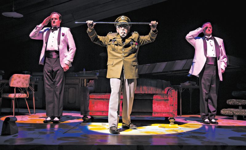 O ator Mike Nussbaum, à direita, em apresentação da peça Smokefall, pela qual recebeu o Prêmio Jeff | Liz Lauren