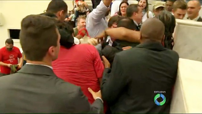 Confusão entre seguranças e professores nas galerias da Assembleia Legislativa |