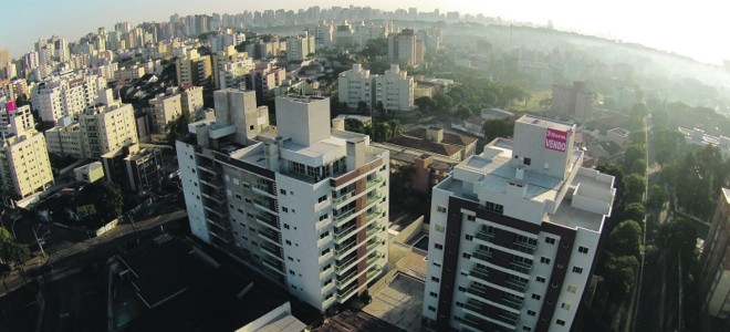 Imagens como a da foto, feitas por drones em diversos ângulos do canteiro de obras, permitem que os clientes observem a região e o andamento da construção do empreendimento | Divulgação