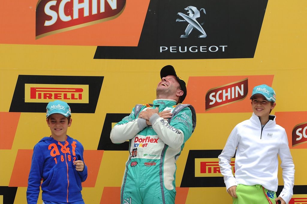 Rubens Barrichello no pódio acompanhado dos filhos: título em família. | Duda Bairos/ Vicar