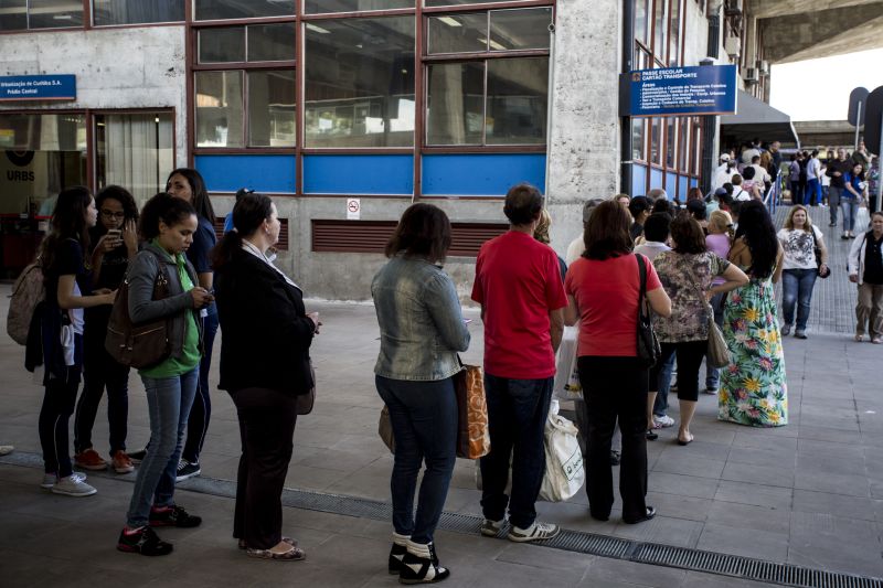 Fila para compra de créditos de cartão transporte na Urbs começou às 8h | Henry Milléo / Agência de Notícias Gazeta do Povo