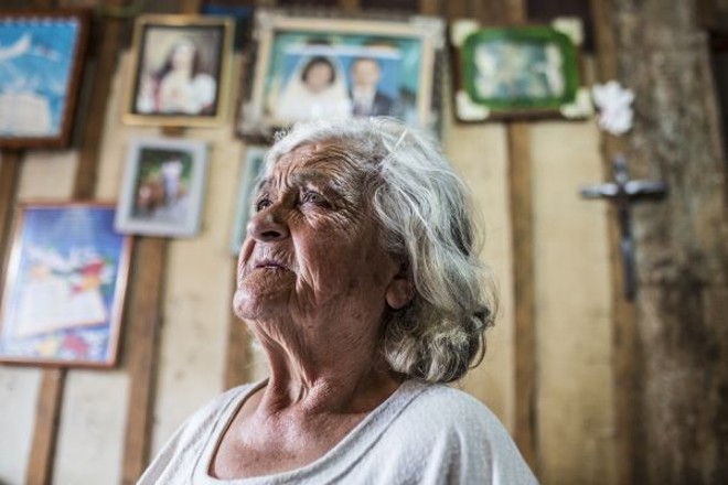Há três décadas, dona Dorva benze moradores da CIC e arredores | 