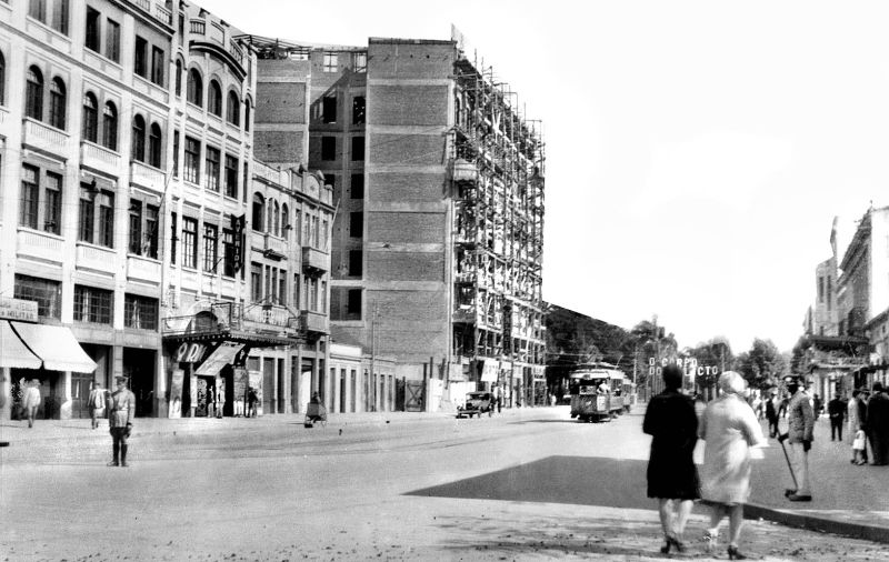 Foto da Avenida Luiz Xavier, tendo ao fundo a imagem do Edifício Garcez em construção, em 1930 |
