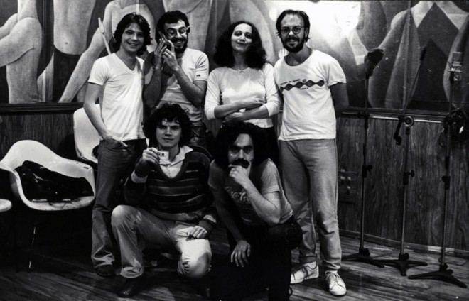 Em sentido horário, Eliete entre os músicos Otávio Fialho, Mário Manga, Bozo Barretti, Arrigo Barnabé e Azael Rodrigues |