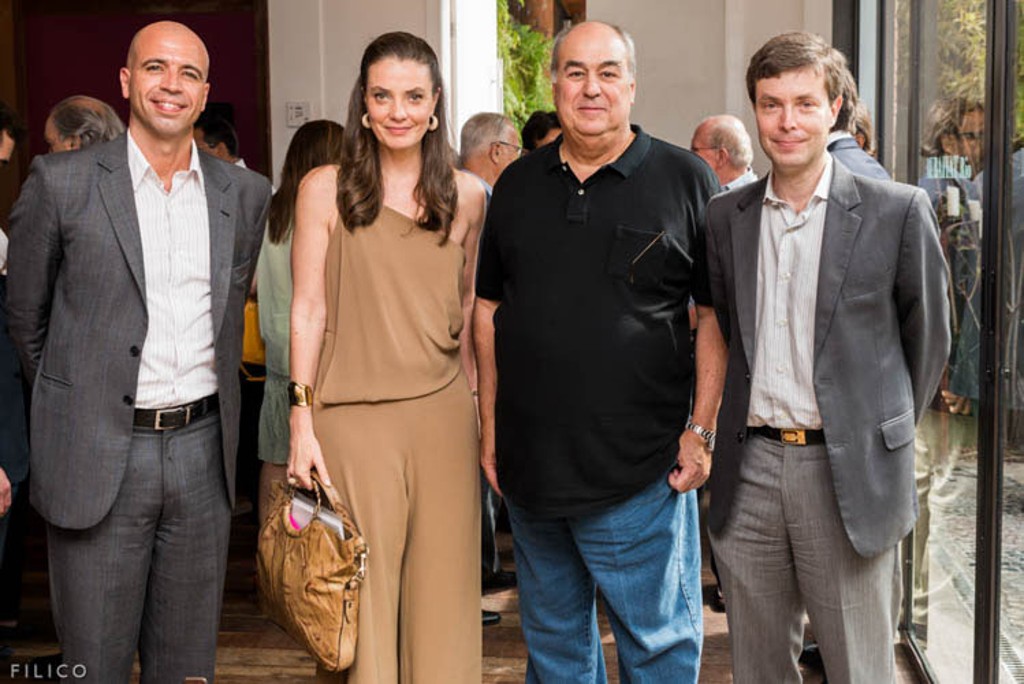 Os diretores do GRPCom, Guilherme Cunha Pereira (à dir.), Mariano Lemanski e Ana Amélia Filizola (ambos à esq.), com o presidente das Organizações Globo, Roberto Irineu Marinho, no almoço das afiliadas Globo em homenagem a ele, em São Paulo