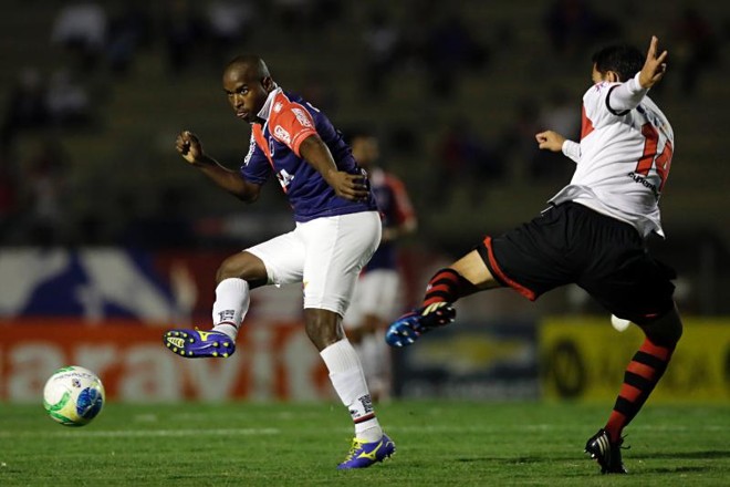 Atacante Adaílton em lance de jogo contra o Atlético-GO | 