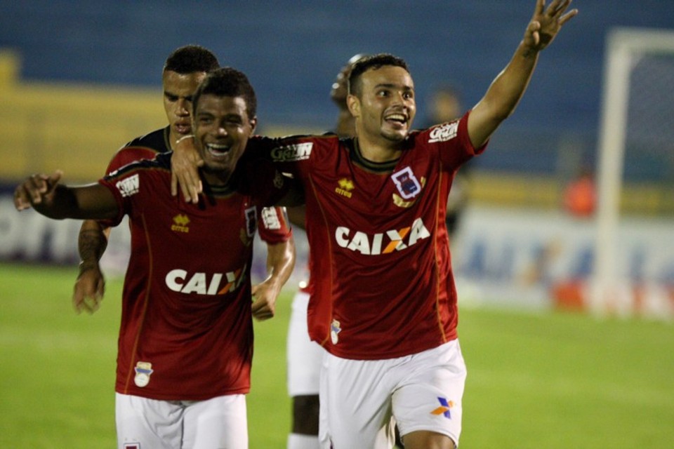 Thiaguinho comemora o primeiro gol do Paraná contra o Icasa na vitória por 2 a 1 | Miseria.com / Folhapress