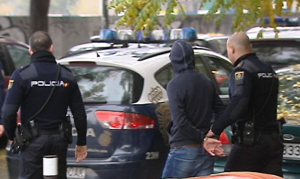 A polícia espanhola prendeu 15 torcedores por causa da briga perto do Estádio Vicente Calderón. | EFE/ EFE TV