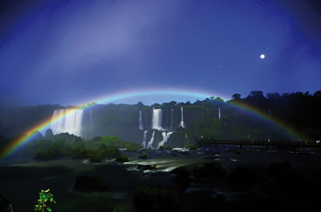 Brasil chama turistas em noite de lua cheia. Argentina permite a visitantes caminhar sobre as águas | Marcos Labanca/divulgaa§a£o