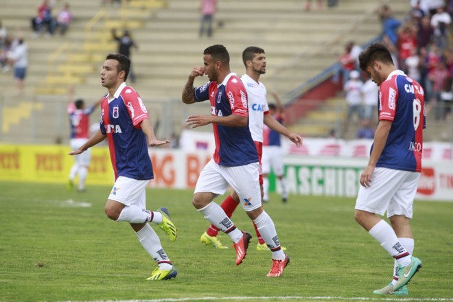 Thiaguinho foi o destaque da goleada, com dois gols. |