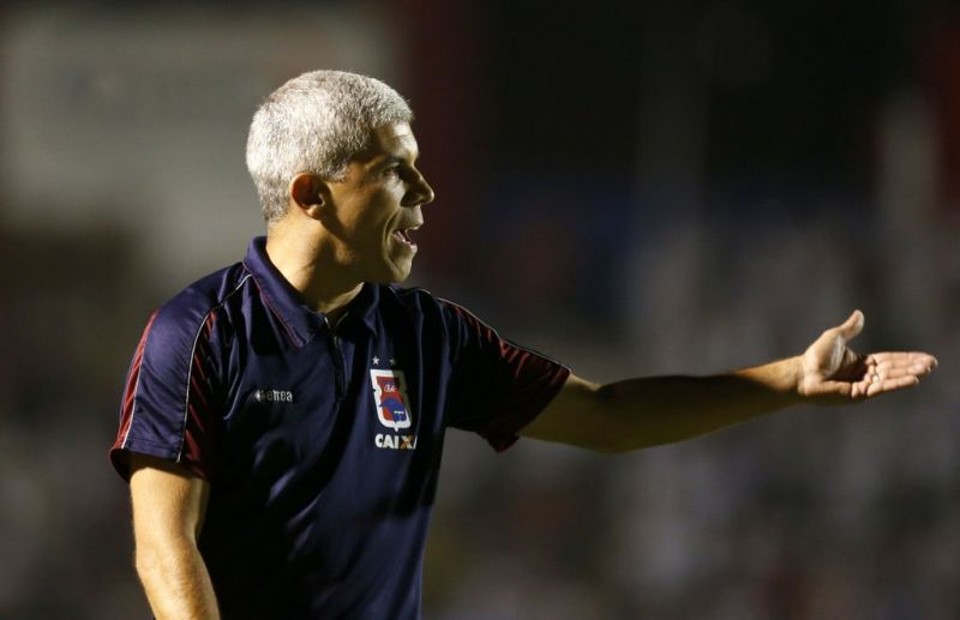 Ricardinho orienta o time paranista | Daniel Castellano / Gazeta do Povo