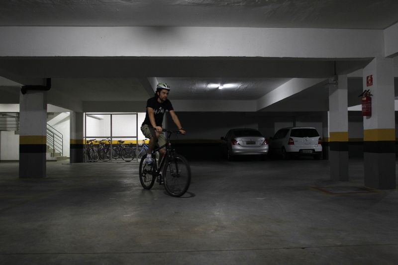 O professor e biólogo Bernardo Deguchi tinha dificuldade para guardar as duas bikes (dele e da esposa) no apartamento | Jonathan Campos/Gazeta do Povo