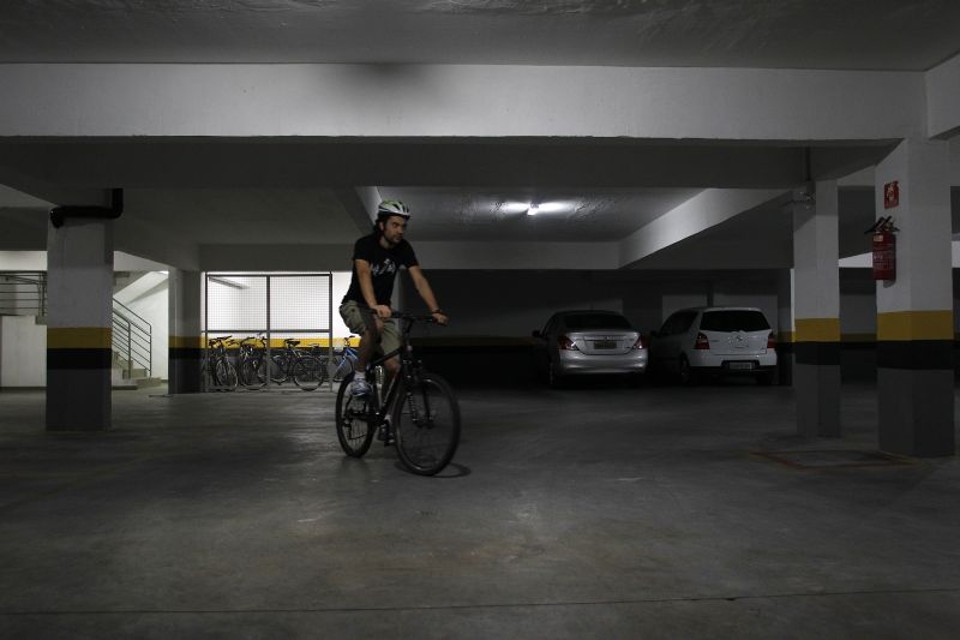 O professor e biólogo Bernardo Deguchi tinha dificuldade para guardar as duas bikes (dele e da esposa) no apartamento | Jonathan Campos/Gazeta do Povo