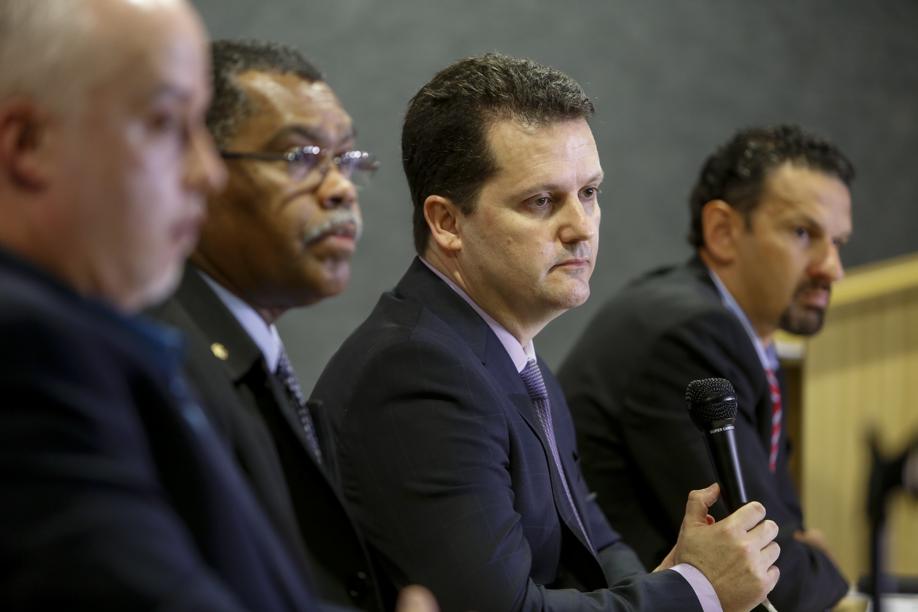 Na coletiva à imprensa (da esquerda par a direita): Carlos Fernando dos Santos Lima, procurador da República integrante da força-tarefa da Lava Jato; José Washington Luis Santos, delegado regional do Paraná da PF; Igor Romário de Paula, delegado regional de Combate ao Crime Organizado da PF no Paraná; e Gerson Dagord Schan, auditor fiscal e coordenador geral de Pesquisa e Investigação da Receita Federal no Paraná | Henry Milleo / Agência de Notícias Gazeta do Povo