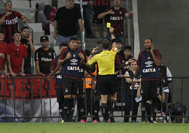 O árbitro Péricles Bassols mostra cartão para Douglas Coutinho. Detalhe: o atacante estava no banco. | 