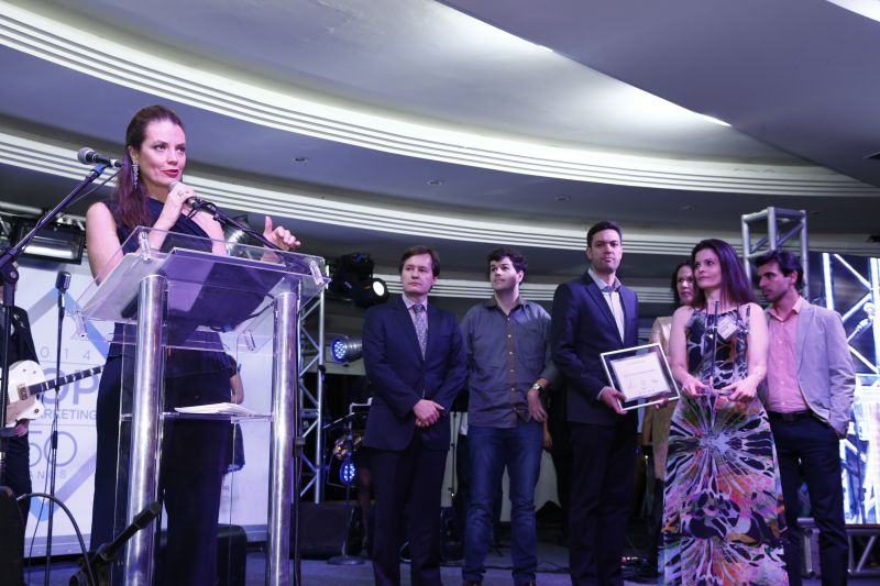 Ana Amélia Filizola, diretora do GRPCOM, agradece a premiação | Hugo Harada/Gazeta do Povo