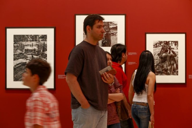 Visitantes movimentaram o Museu Oscar Niemeyer para ver a exposição de Sebastião Salgado |