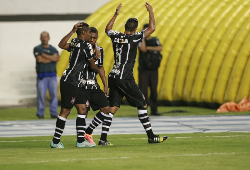 Jogadores do Corinthians comemoram gol da vitória sobre o Goiás por 1 a 0 | Tarso Sarraf / Agif / Folhapress
